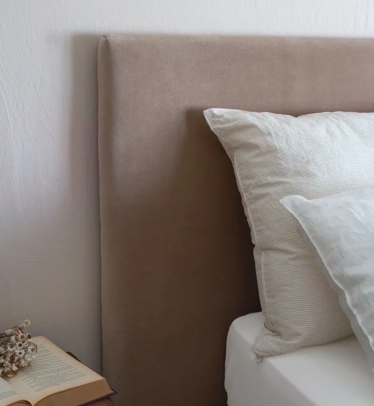Respaldo de cama tapizado en Beige - Dormitorio, Uruguay | Pieza Clave