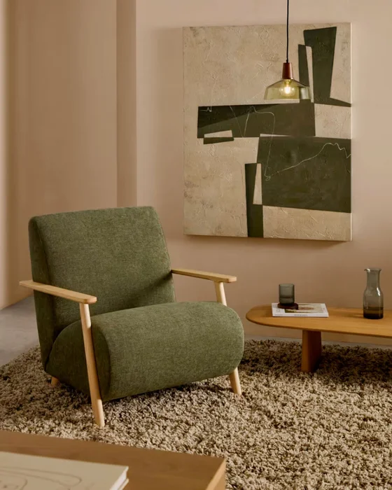 Butaca Meghan de chenilla verde y madera maciza de fresno con acabado natural en Verde - Butacas, banquetas y puffs, Uruguay | Kavehome, vista 2