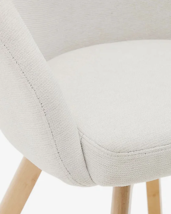 Silla giratoria Marvin - chenilla beige y patas de madera maciza de haya acabado natural en Beige - Sillas, Uruguay | Kavehome, vista 3