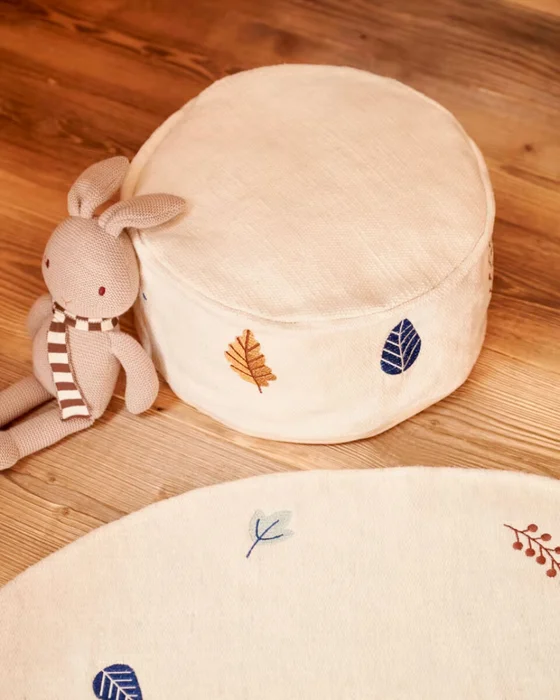 Puf Yanil 100% algodón blanco con bordado de hojas multicolor Ø 40 cm en Multicolor - Butacas, banquetas y puffs, Uruguay | Kavehome, vista 2