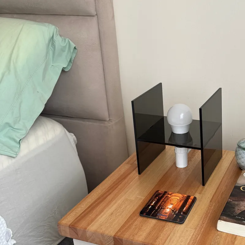 Lámpara en Acrílico en Negro - Lámparas de mesa, Uruguay | Mara Estudio