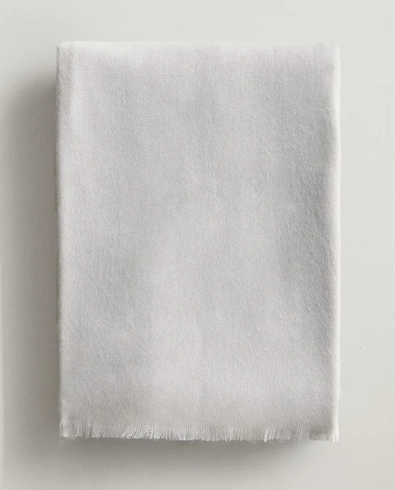 MANTA LIGERA FLECOS en Blanco - Textiles, Uruguay | Zara Home