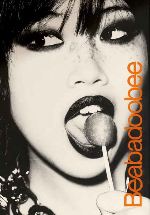 Beabadoobee en Negro - Láminas, Uruguay | Mara Estudio