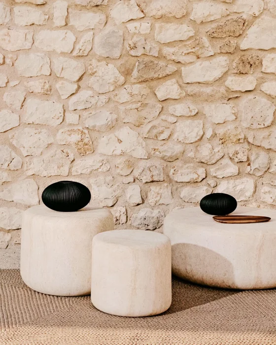 Mesa auxiliar Drasi de cemento con acabado efecto travertino - Ø46 cm en Beige - Mesas de arrimo, Uruguay | Kavehome, vista 2