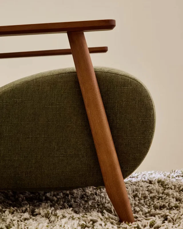 Butaca Meghan de chenilla - de chenilla verde y madera maciza de fresno con acabado nogal FSC Mix Credit en Beige - Butacas, banquetas y puffs, Uruguay | Kavehome, vista 3