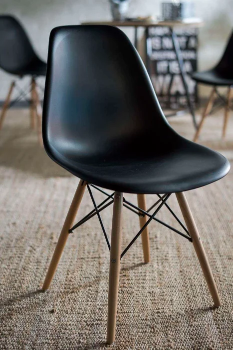SILLA EAMES NEGRA en Negro - Sillas, Uruguay | La Iberica