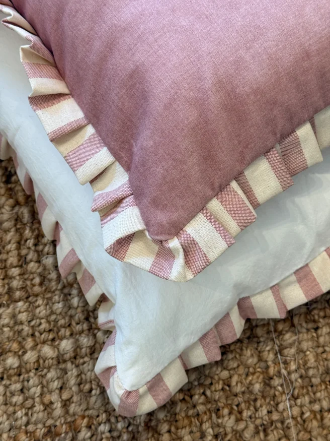 Almohadón de Terciopelo con Volados en Lino a Rayas - Textiles, Uruguay | Decilo con Alma, vista 2