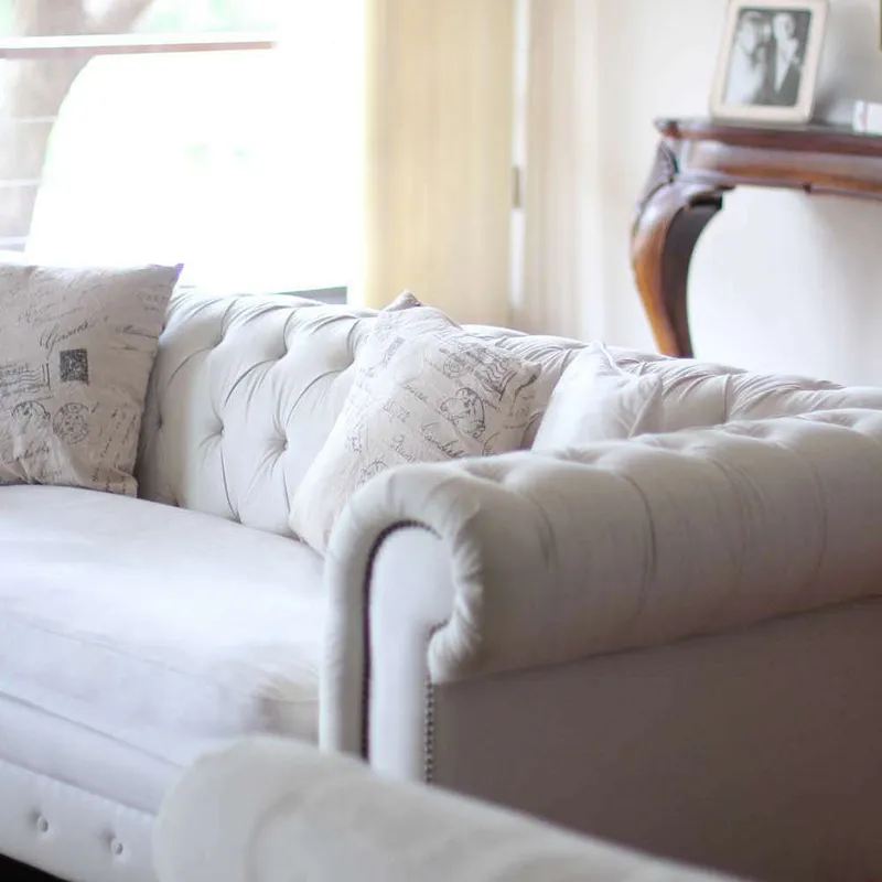 SILLON CHESTERFIELD - LINO ANTIMANCHAS - 2 CUERPOS en Off-white - Sillones y sofás, Uruguay | La Iberica
