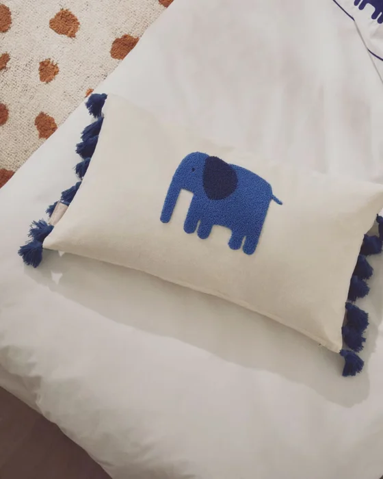 Almohadón Tandani de algodón beige con elefante bordado azul 30 x 50 cm en Blanco - Textiles, Uruguay | Kavehome, vista 2
