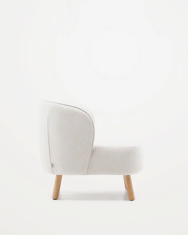 Butaca Ulit de chenilla - beige y patas de madera maciza haya acabado natural en Rojo - Butacas, banquetas y puffs, Uruguay | Kavehome, vista 8