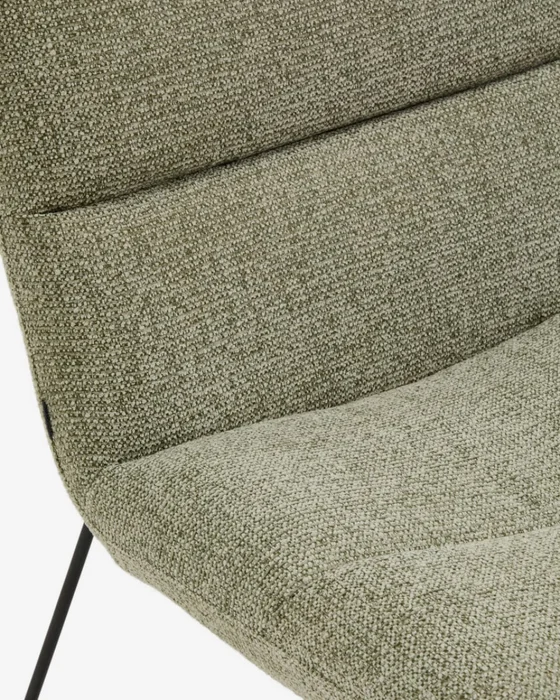 Butaca Asen - de chenilla verde y patas de acero negro FSC 100% en Beige - Butacas, banquetas y puffs, Uruguay | Kavehome, vista 5