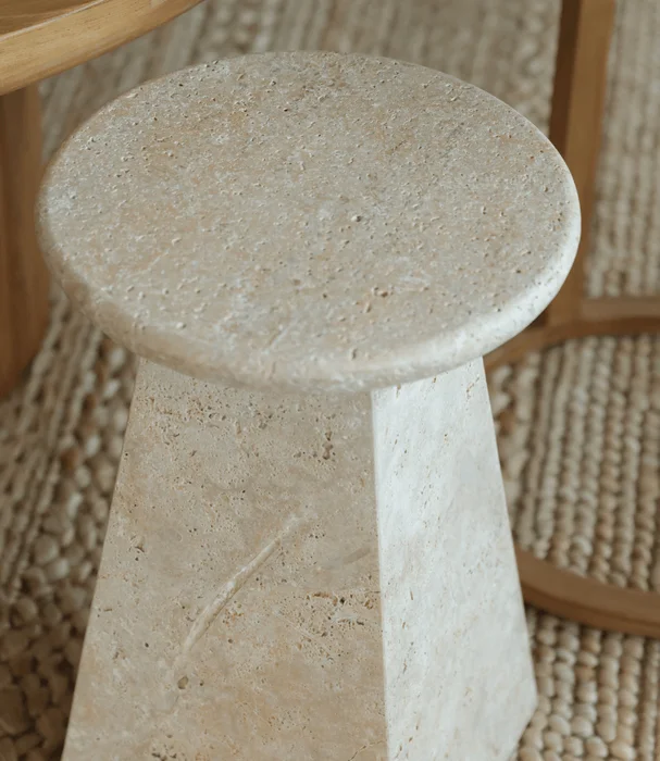 MESA LATERAL CESAR S TRAVERTINO en Beige - Butacas, banquetas y puffs, Uruguay | Más Infinito Casa, vista 4