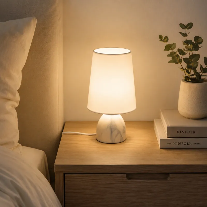Portatil de Mesa Blanca con  Pantalla y Base Efecto Mármol E14 en Blanco - Lámparas de mesa, Uruguay | Bascuhouse