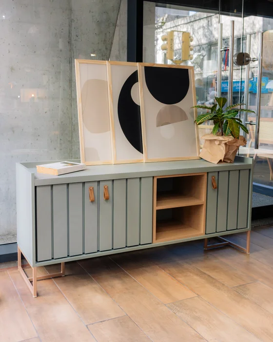 Rack Trendy Verde (Pie Dorado) 140 cm en Verde / Marrón – Material: Marco de acero al carbono de 15 mm – Pintura metaliza - Muebles para TV, Uruguay | Berna home, vista 2