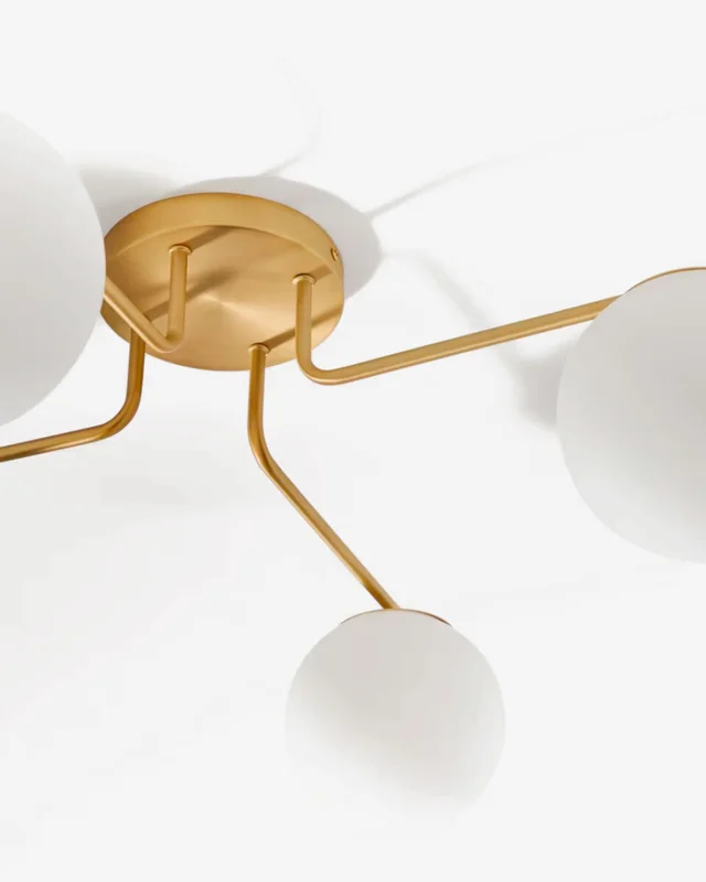 Lámpara de techo Brisia de metal con acabado latón cepillado y 4 bolas de cristal glaseado Ø15 cm en Dorado - Lámparas colgantes, Uruguay | Kavehome, vista 4