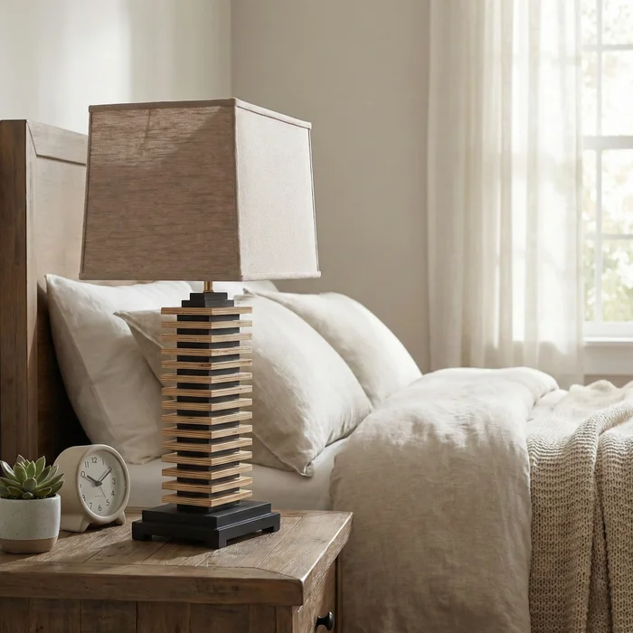 Lámpara de Mesa Tower Stack en Madera natural con base negra y pantalla tostada/beige - Lámparas de mesa, Uruguay | La Perla, vista 2