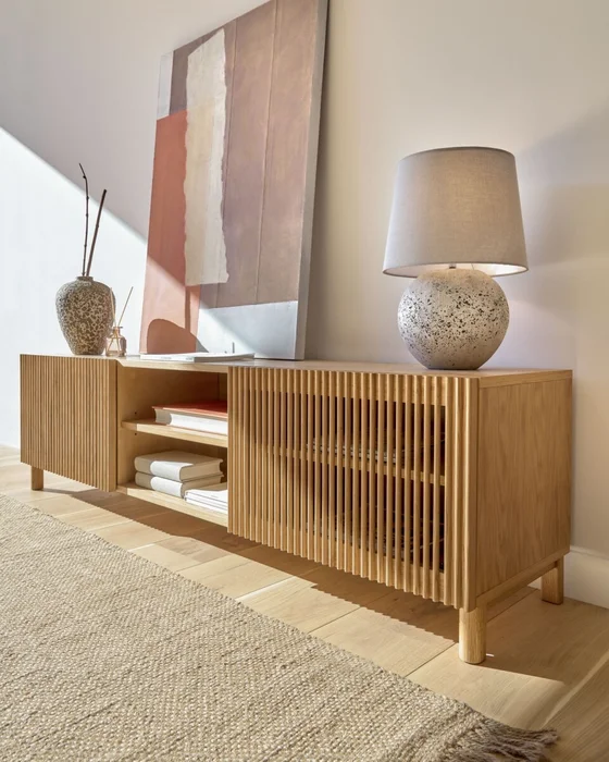 Mueble TV Beyla 2 puertas de madera maciza y chapa de roble 180x49,5 cm FSC 100% FSC 100% en Madera natural - Muebles para TV, Uruguay | Kavehome, vista 3