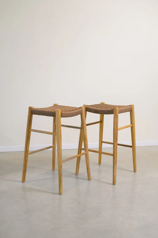 Banqueta de barra sin respaldo en teca y fibra en Madera natural - Butacas, banquetas y puffs, Uruguay | Entrecasa, vista 3