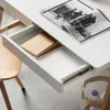 Escritorio Dyana melamina acabado blanco y patas de madera maciza de roble 120 x 60 cm en Multicolor - Escritorios y sillas de escritorio, Uruguay | Kavehome, vista 3 de 6