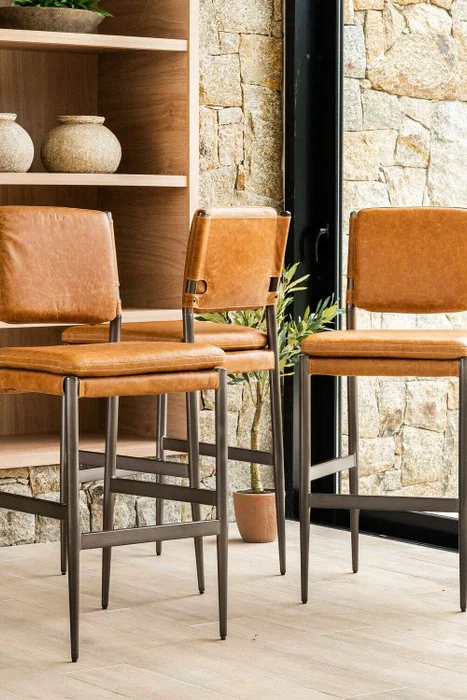 SILLA DE BAR CLUB - CUERO ITALIANO CARAMELO en Marrón - Sillas, Uruguay | La Iberica, vista 2