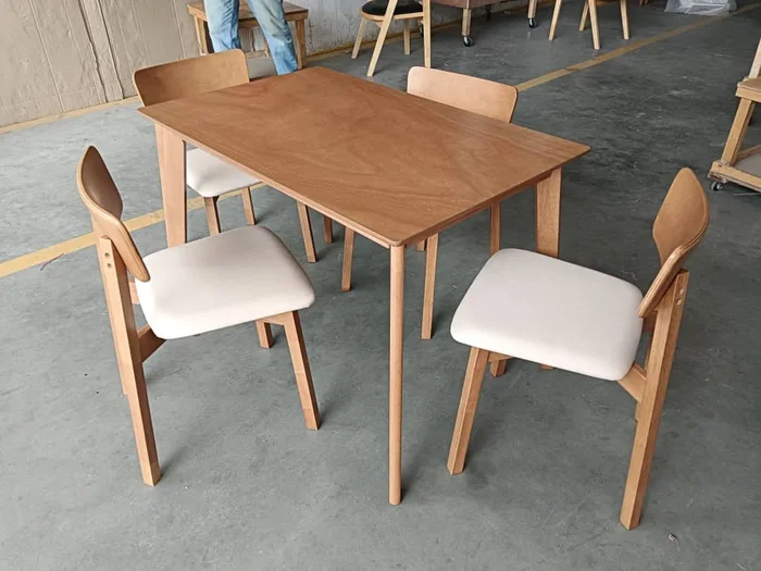 Mesa de Comedor Marruecos 110 x 70 cm – Madera de Gomero Oscuro en Marrón - Mesas de comedor, Uruguay | Berna Home, vista 3