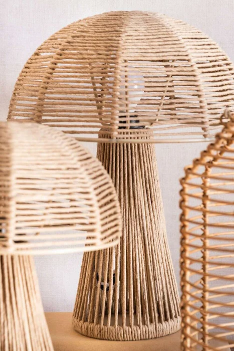 LAMPARA HONGUITO CUERDA - ALTURA 28 CMS en Madera natural - Lámparas de mesa, Uruguay | La Iberica, vista 3