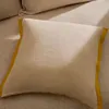 Almohadón Suerta 100% lino beige - y mostaza 45 x 45 cm en Amarillo - Textiles, Uruguay | Kavehome, vista 3 de 5