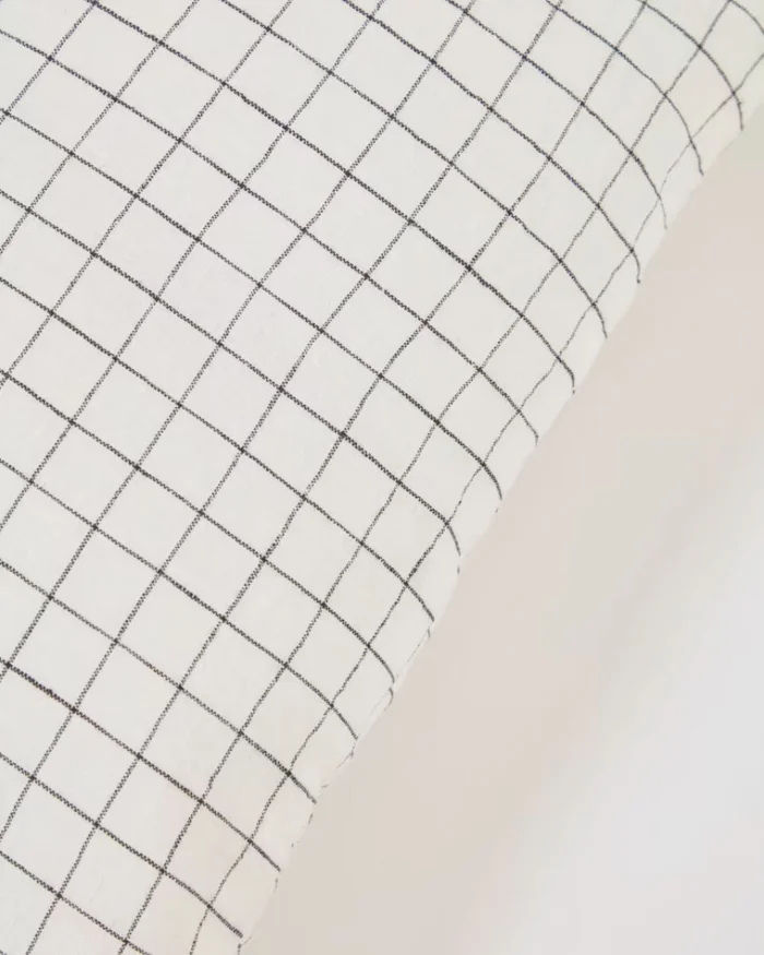 Almohadón Maialen 100% lino cuadros blanco y rayas negro 45 x 45 cm en Blanco - Textiles, Uruguay | Kavehome, vista 2