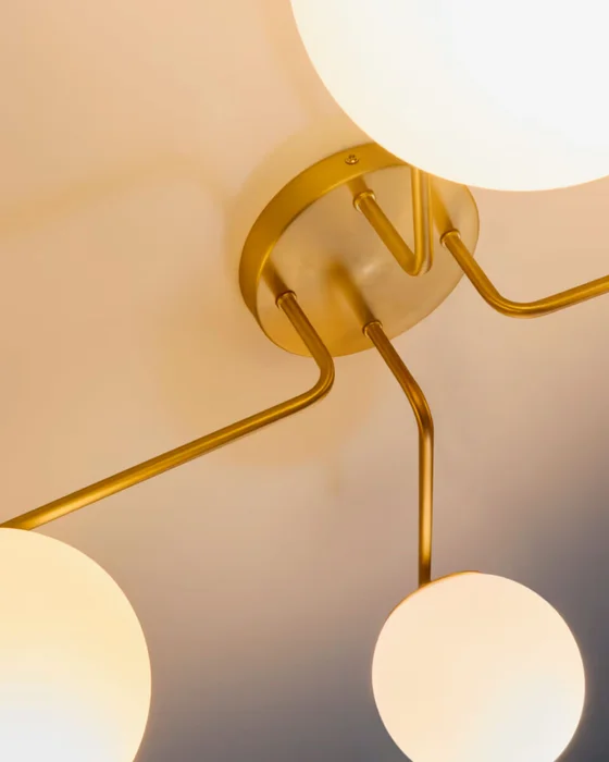 Lámpara de techo Brisia de metal con acabado latón cepillado y 4 bolas de cristal glaseado Ø15 cm en Dorado - Lámparas colgantes, Uruguay | Kavehome, vista 3