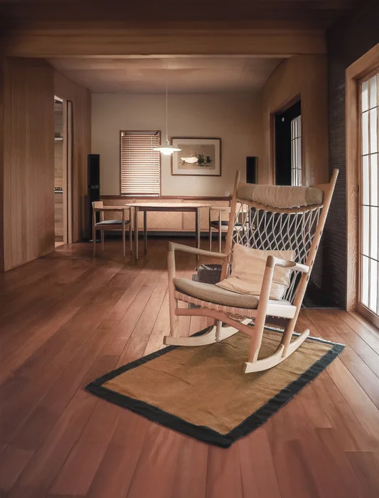 Rocking Chair | Hans Wegner en Madera natural - Butacas, banquetas y puffs, Uruguay | Mad for Modern, vista 2