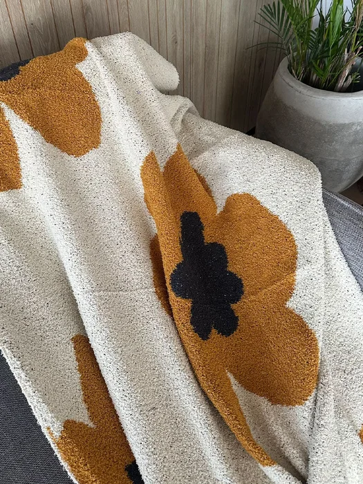 Manta Suave Floral en Rojo - Textiles, Uruguay | Cabana, vista 3