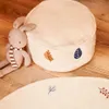 Puf Yanil 100% algodón blanco con bordado de hojas multicolor Ø 40 cm en Multicolor - Butacas, banquetas y puffs, Uruguay | Kavehome, vista 2 de 5