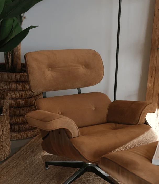 BUTACA EAMES GAMUZA CASTAÑO CON PUFF en Marrón - Butacas, banquetas y puffs, Uruguay | Masinfinito Casa, vista 3
