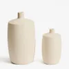 Jarrón Mireni de papel maché beige Ø 39 cm en Blanco - Jarrones, Uruguay | Kavehome, vista 8 de 9