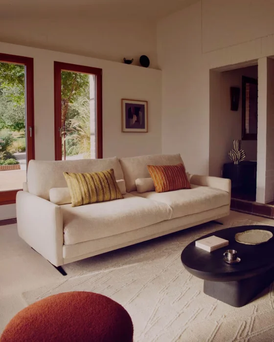 Sofá Veliro 3 plazas de chenilla beige y patas de acero con acabado negro 240 cm FSC Mix Credit en Beige - Sillones y sofás, Uruguay | Kavehome, vista 2