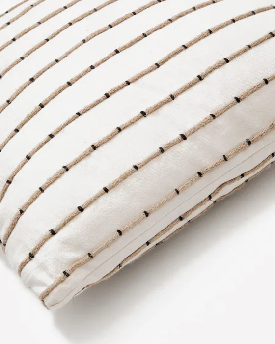 Almohadón Auila 100% de algodón con bordado de yute 45 x 45 cm en Beige, Blanco, Negro - Textiles, Uruguay | Kavehome, vista 3