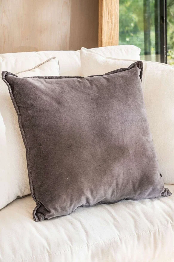 ALMOHADON TERCIOPELO GRIS - 55 X 55 CMS en Gris - Textiles, Uruguay | La Iberica, vista 2