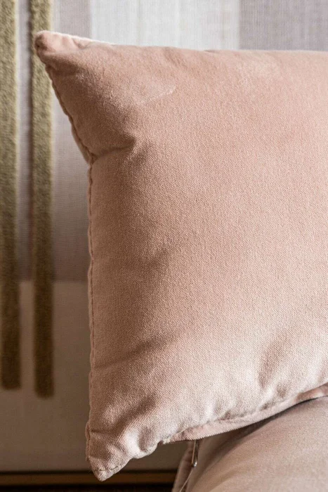 ALMOHADON TERCIOPELO ROSA - 55 X 55 CMS en Rosa - Textiles, Uruguay | La Iberica, vista 2