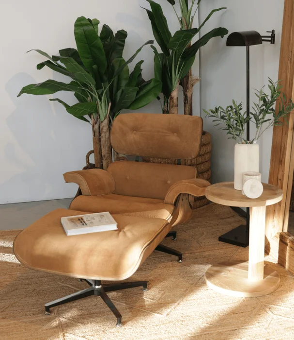 BUTACA EAMES GAMUZA CASTAÑO CON PUFF en Marrón - Butacas, banquetas y puffs, Uruguay | Masinfinito Casa, vista 2