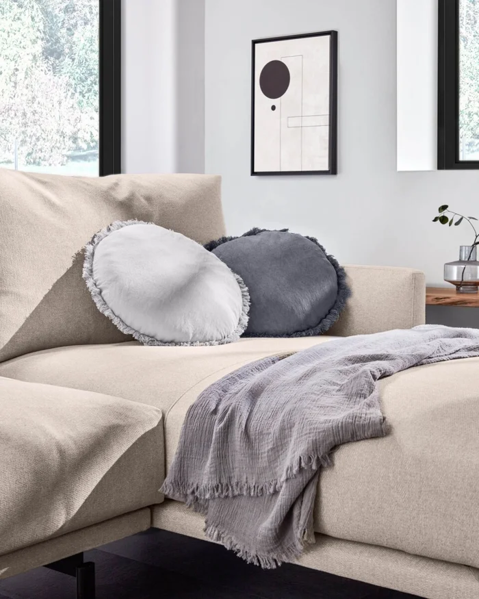 Almohadón Clarice Ø 45 cm - gris en Gris - Textiles, Uruguay | Kavehome, vista 2