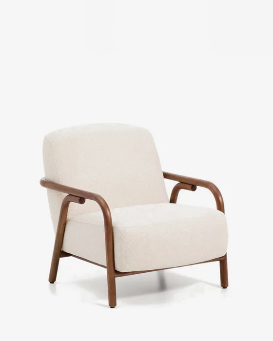 Butaca Sylo de chenilla beige y madera maciza de fresno con acabado tono nogal FSC 100% en Beige - Butacas, banquetas y puffs, Uruguay | Kavehome