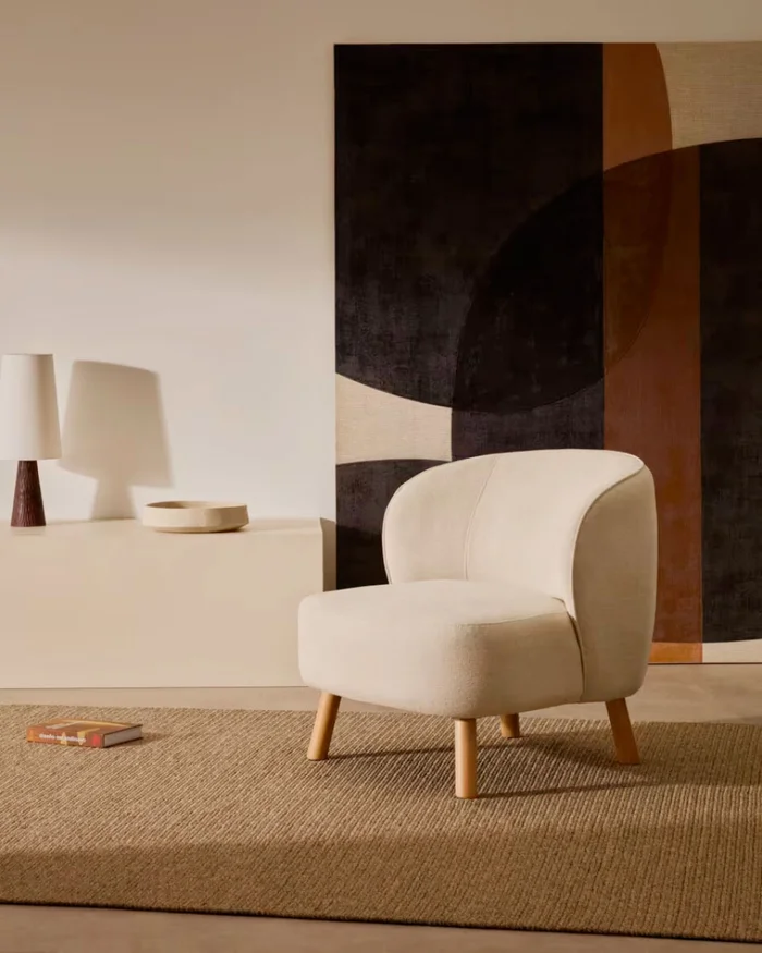 Butaca Ulit de chenilla - beige y patas de madera maciza haya acabado natural en Rojo - Butacas, banquetas y puffs, Uruguay | Kavehome, vista 2
