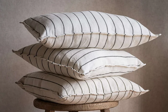 ALMOHADON LINO RAYADO GRIS - 55 X 55 CMS en Gris - Textiles, Uruguay | La Iberica, vista 5