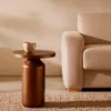 Mesa auxiliar redonda Malya de metal con acabado cobre Ø 40,5 cm en Amarillo - Mesas de arrimo, Uruguay | Kavehome, vista 2 de 4