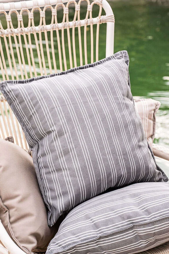 ALMOHADON EXTERIOR RAYAS - GRIS OSCURO - 45 X 45 en Gris - Muebles para el exterior, Uruguay | La Iberica, vista 2