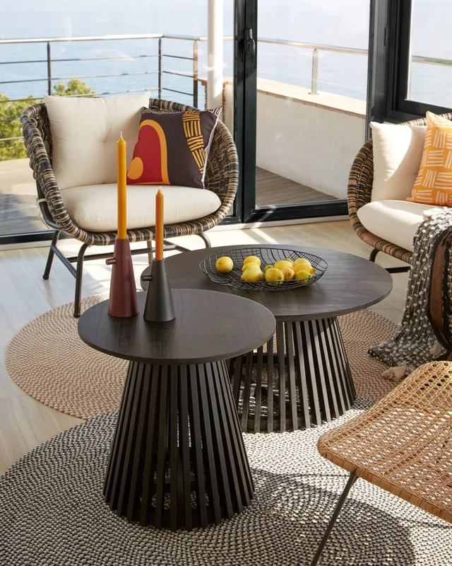Mesa auxiliar Jeanette madera maciza de mindi negro Ø 50 cm en Negro - Mesas de arrimo, Uruguay | Kavehome, vista 3