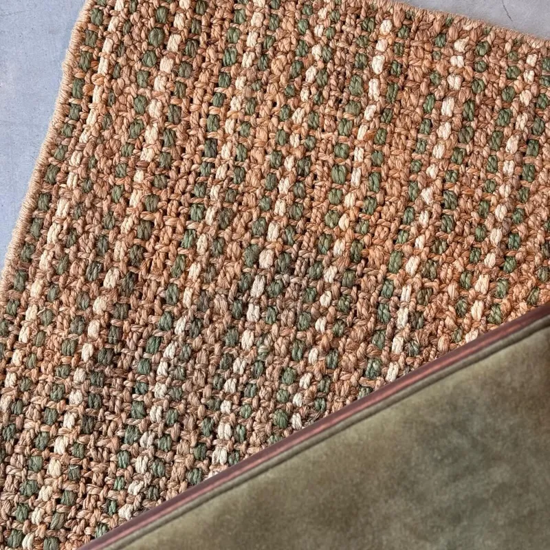 ALFOMBRA YUTE NATURAL y VERDE SALVIA en Multicolor - Alfombras, Uruguay | Masinfinito Casa