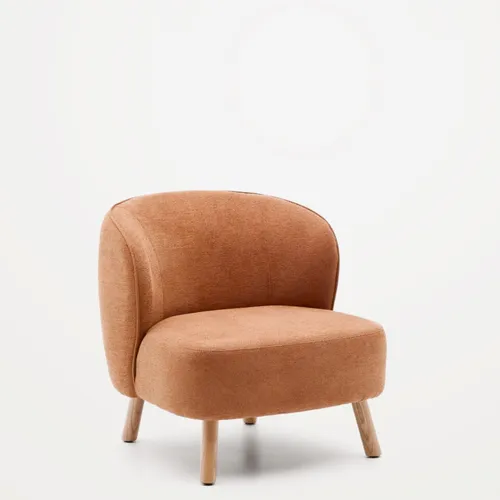 Butaca Ulit de chenilla - terracota y patas de madera maciza haya acabado natural en Rojo - Butacas, banquetas y puffs, Uruguay | Kavehome