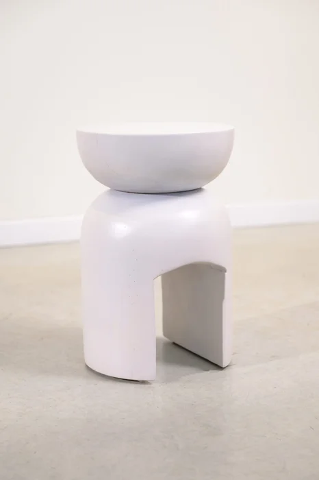 Mesita de arrime o banco blanco en Blanco - Mesas de comedor, Uruguay | Entrecasa