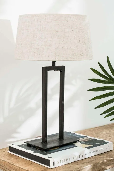 LAMPARA DE MESA GEOMETRICA - HIERRO - NEGRA en Negro - Lámparas de mesa, Uruguay | La Iberica